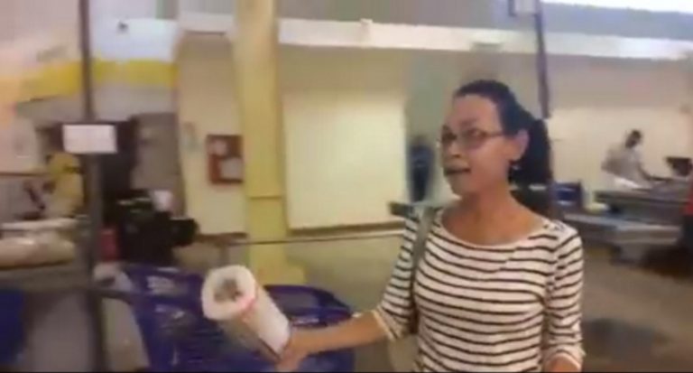 Una odontóloga venezolana denuncia en un supermercado vacío «la pasividad» y pide «votar»