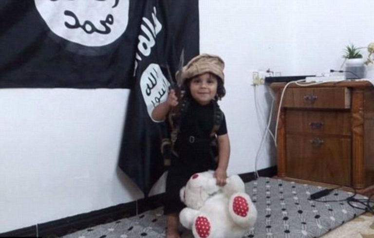 Un niño de familia yihadista decapita a su marioneta