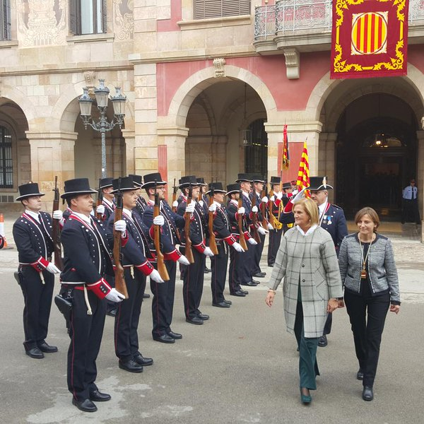 Forcadell ha acompañado Nuria de Gispert en la puerta del palacio