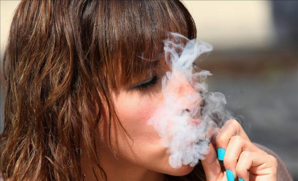Fotografía de una mujer fumando. EFE