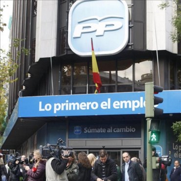 Gran número de periodistas a las puertas de la sede del PP en la calle Génova de Madrid. Efe
