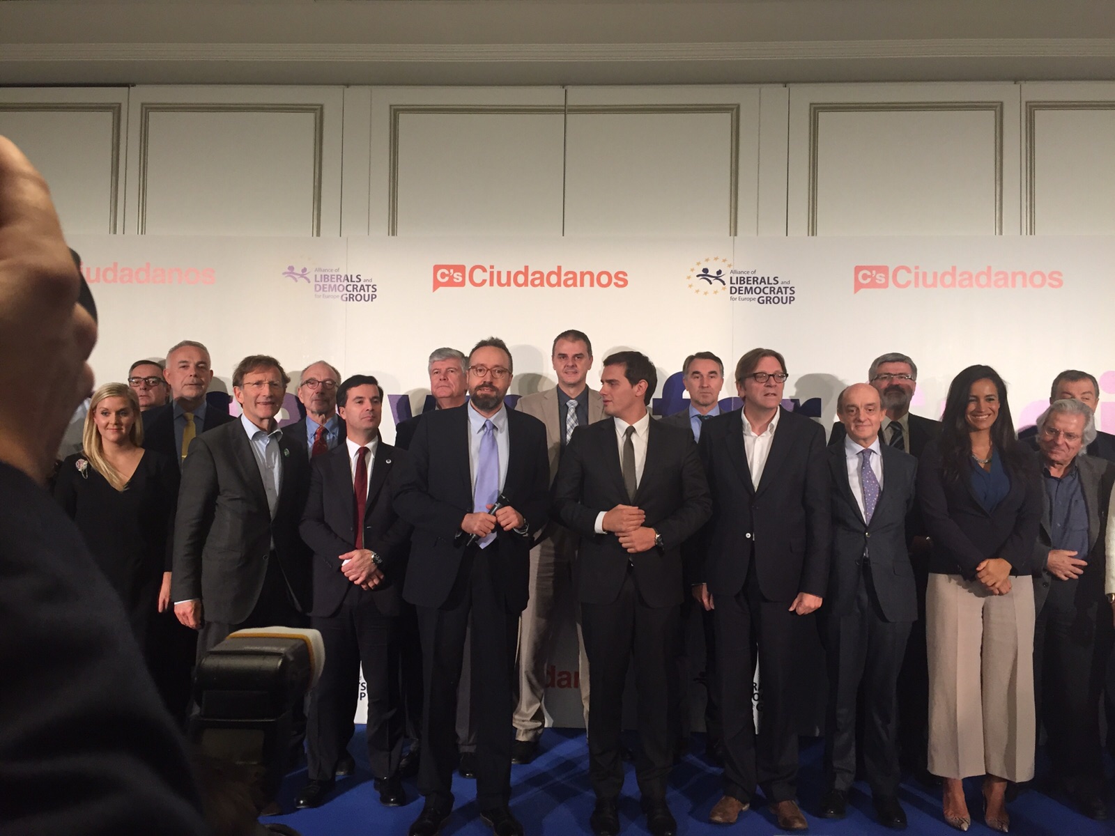 Imagen de familia del acto de Ciudadanos de esta noche en Madrid