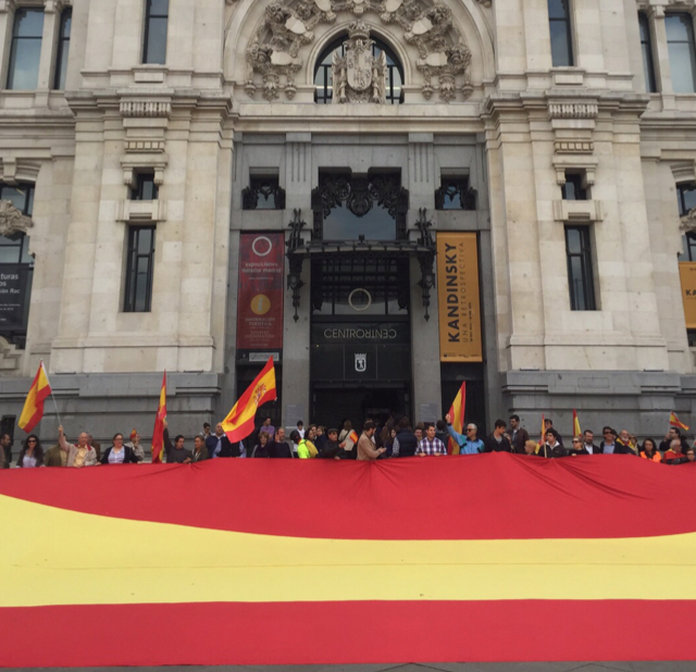 Militantes, simpatizantes de Vox y ciudadanos corrientes manifestándose hoy en la puerta del Ayuntamiento de Madrid. Lasvocesdelpueblo