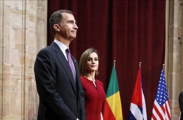 Su Majestad el rey Felipe VI (i) y la reina Letizia (d9 durante el acto de hoy.