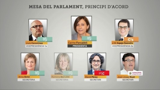 FOTOGRAFÍA. BARCELONA (CATALUÑA) REINO DE ESPAÑA, 20 DE OCTUBRE DE 2015. En la imagen, un detalle de la composición la Mesa del nuevo Parlamento catalán, con la líder de la asociación separatista Assemblea Nacional Catalana (ANC), Carmen Forcadell Lluís, de presidente del Parlament de Catalunya. Objetivo destrucción de España y establecimiento de un Estado catalán en 2017. TV3