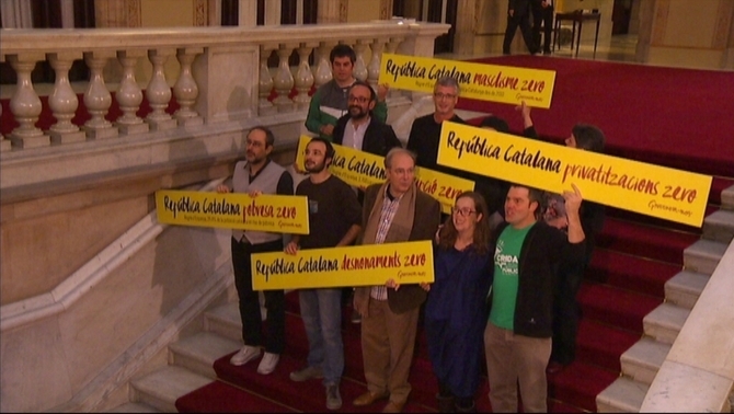 los extremistas de CUP durante su mini espectaculo esta tarde en el Parlamento autonómico de Cataluña