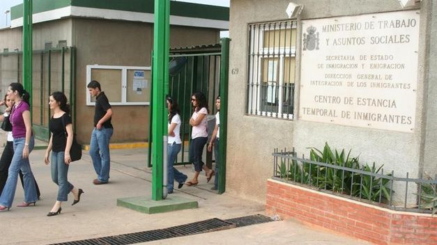 personas saliendo del CETI de Melilla, Lasvocesdelpueblo FOTOGRAFÍA. MELILLA (REINO DE ESPAÑA), 14 DE OCTUBRE DE 2015. Detalle de varias personas saliendo del Centro de Estancia Temporal de Inmigrantes (CETI) de Melilla, tras una visita institucional en este centro de nuevos llegados en el Reino de España desde la frontera sur terrestre con Marruecos. A raíz de su visita al Centro de Estancia Temporal de Inmigrantes de Melilla y la valla, la senadora de la formación que lidera Pablo Iglesias, Maribel Mora, presentará hoy en el pleno del Senado una batería de preguntas al Gobierno del Partido Popular de Mariano Rajoy Brey relativas a la situación del Centros de Estancia Temporal de Inmigrantes (CETI) y de los solicitantes de asilo político en España. Lasvocesdelpueblo (Ñ Pueblo)