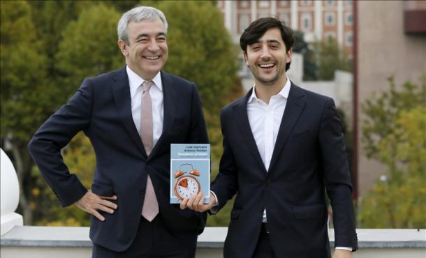 El asesor económico de Ciudadanos, Luis Garicano (i), junto con el portavoz económico de Ciudadanos, Antonio Roldán (d), durante una entrevista con Efe. EFE