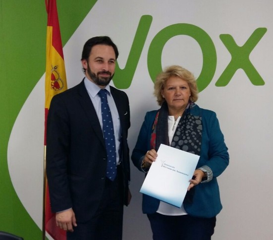 El líder de VOX, Santiago Abascal (i) y la presidenta de AVT, Ángeles Pedraza (d) hoy durante el encuentro. lasvocesdelpueblo