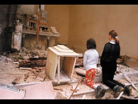 Fotografía - Dos jóvenes cristianos iraquíes rezando en una Eglesia destruida por los terroristas yihadista del EIIL en Irak en plena navidad. Foto vídeo You Tube