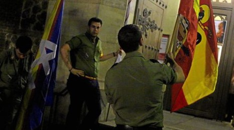 Fotografía Dos personas con banderas de los tiempos de Franco en la puerta de la Parroquia durante la misa de homenaja a Francisco Franco. Foto Naiz.