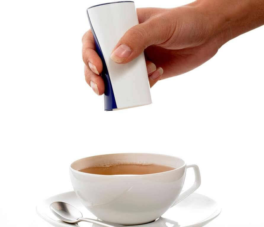 Fotografía una persona utilizando sacarina para su cafe. Foto Alimentos ricos. Lasvocesdelpueblo