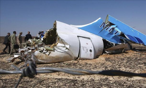 Imagen facilitada por la oficina de prensa del ministro de Situaciones de Emergencia ruso, Vladimir Puchkov (4º izq). EFE