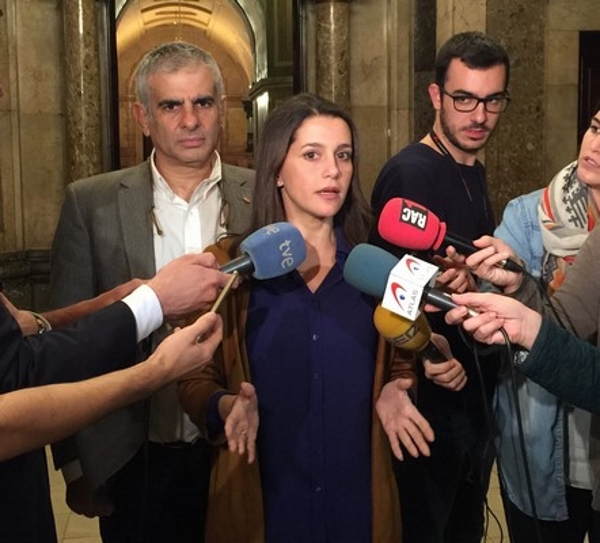 Inés Arrimadas, esta noche en declaraciones a los medios de comunicaciones. Lasvocesdelpueblo