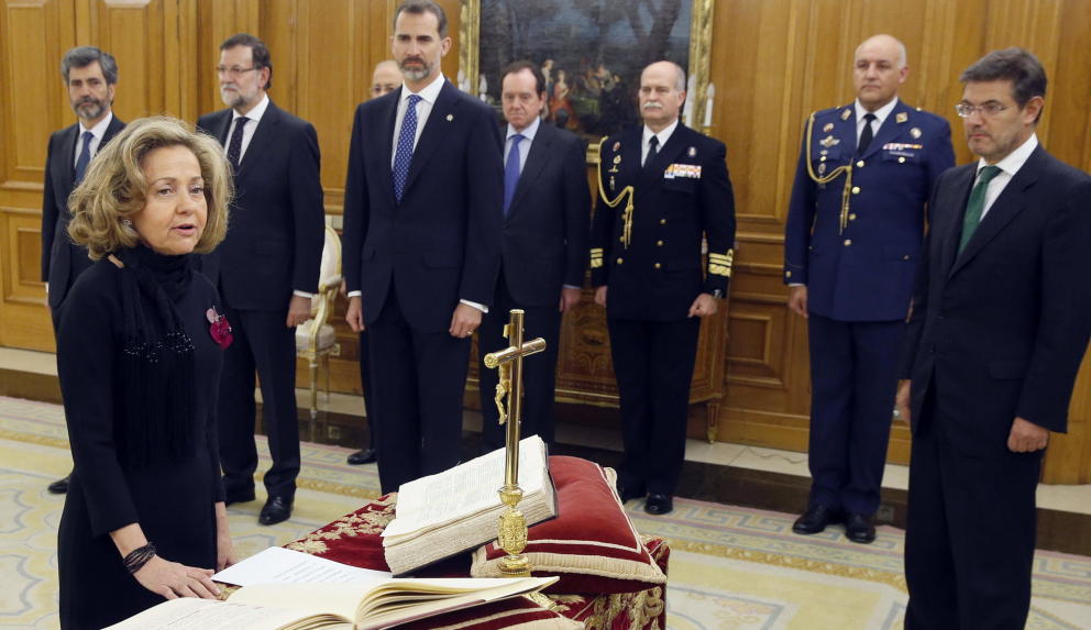 La fiscal general del Estado tomando posesesión ante el Jefe del Estado de la Nación y miembro del Gobierno