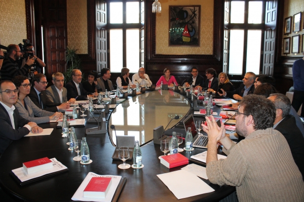 La golpista Carme Forcadell Lluís (c) de la Mesa durante la reunión de la Mesa del Parlamento catalán de este mediodía