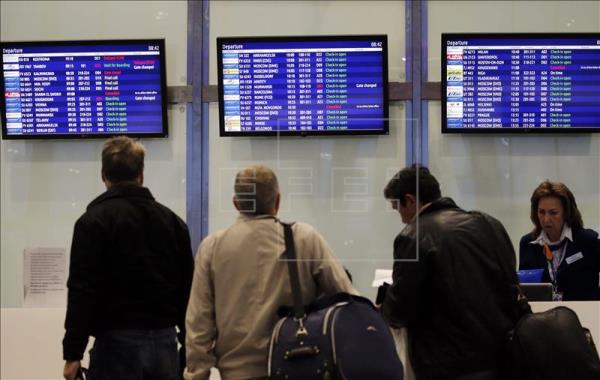 Pasajeros miran los monitores de los vuelos cancelados a Sharm el-Sheikh, hoy en el aeropuerto de Pulkovo, San Petesburgo. EFE
