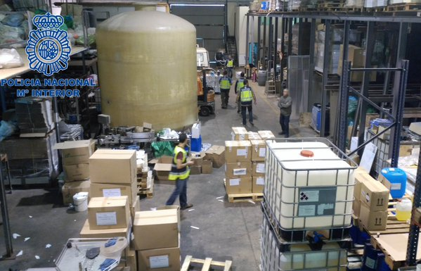 Policía ¡Se les va a caer el pelo! Desmantelado laboratorio donde elaboraban champús falsos