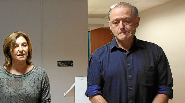 Roberto Uriarte (i) visiblemente derrotado y roto