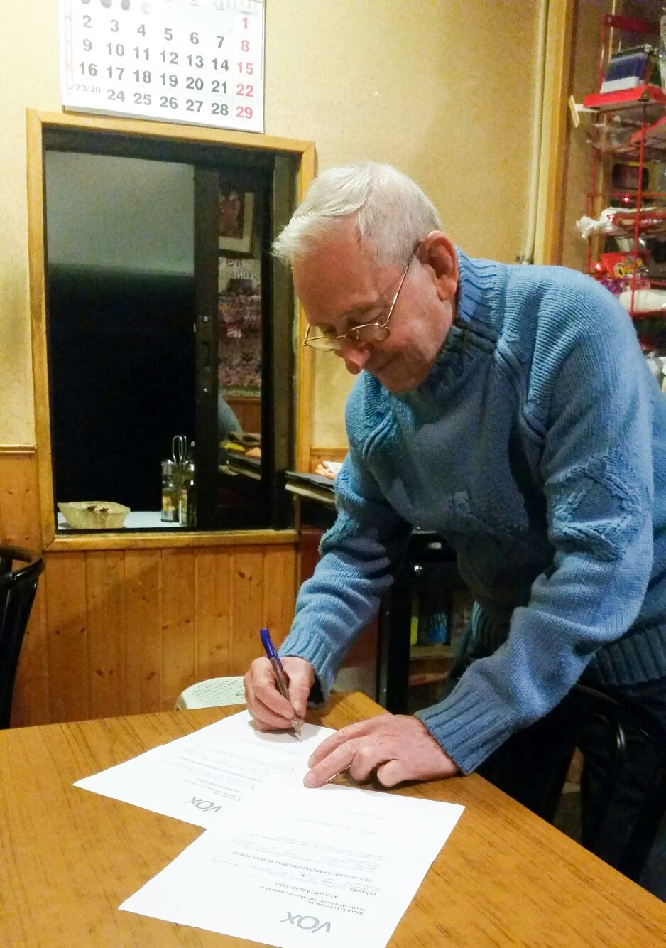 Salvador Monedero, el padre del fundador de PODEMOS, Juan Caralos Monedero, firmando su compromiso a defender las ideas de VOX. lasvocesdelpueblo
