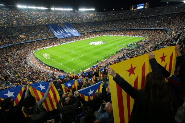 Separatistas excluyente de ANC, DRETS, Ómnium y DRETS burlandose de la UEFA. Foto AraÉsHora
