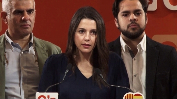 la líder de Ciudadanos en Cataluña, Inés arrimadas García (c), durante la rueda de prensa hoy