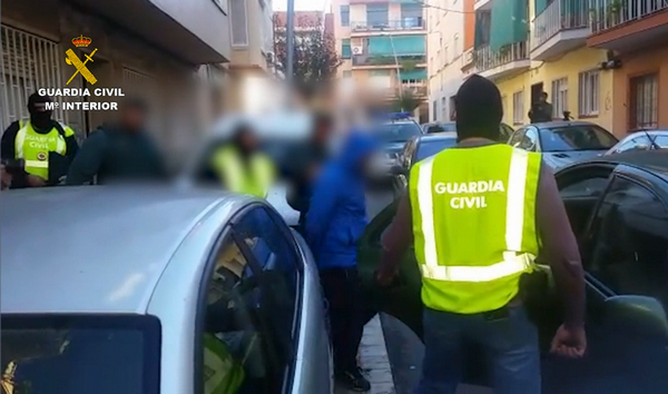 los agentes de la guardia civil durante la detención de los terroristas