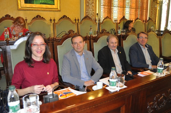 Ángeles Ribes, la líder de Ciudadanos en el concistorio español de Lérida junto al grupo municipa de C's hoy en Lérida. lasvocesdelpueblo. (Copiar)