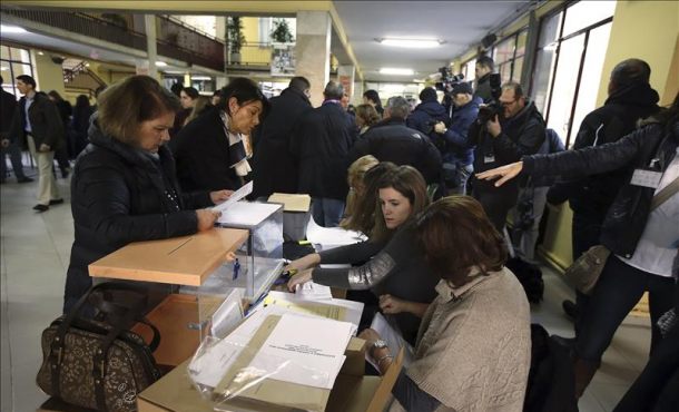 Composición de una de las mesas del colegio electoral Bernardette, en Aravaca, en el que votará el presidente del Gobierno y candidato a la reelección por el el PP, Mariano Rajoy, Efe