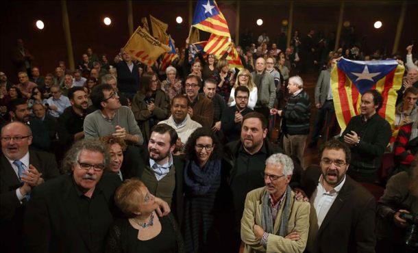 El cabeza de lista de ERC, Gabriel Rufián, junto al secretaria general Marta Rovira y el presidente del partido, Oriol Junqueras. Foto Efe