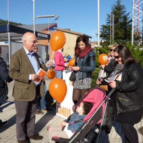 El candidato de Ciudadanos por Cantabria al Congreso de los Diputados, Carlos Pratch, con una familia. Lasvocesdelpueblo.
