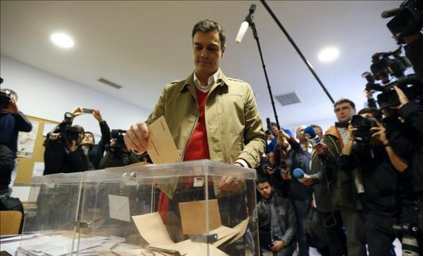 El candidato por el PSOE a la presidencia del Gobierno, Pedro Sánchez, vota para las elecciones generales en el Centro Cultural Volturno de la localidad madrileña de Pozuelo de Alarcón. Efe.
