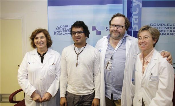 El jefe de Cirugía Maxilofacial del Complejo Asistencial Universitario de Salamanca, Jorge García (2d)... Efe