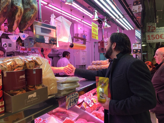El líder de VOX y candidato a la presidencia de Gobierno, Santiago Abascal, hoy en un centro comercial de León, Lasvocesdelpueblo.