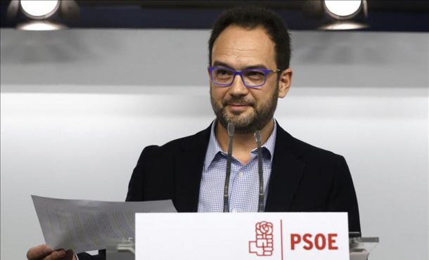 El portavoz del PSOE en el Congreso, Antonio Hernando, durante la rueda de prensa que ha ofrecido hoy, en la sede del partido en Madrid, para valorar el discurso de Navidad del Rey. Efe
