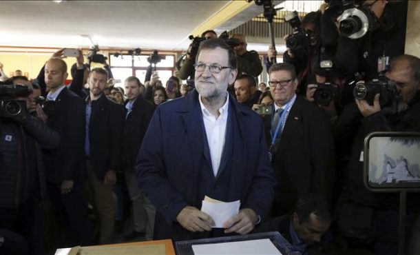 El presidente del Gobierno y candidato a la reelección por el PP, Mariano Rajoy, ejerce su derecho al voto en un colegio de Aravaca. EFE