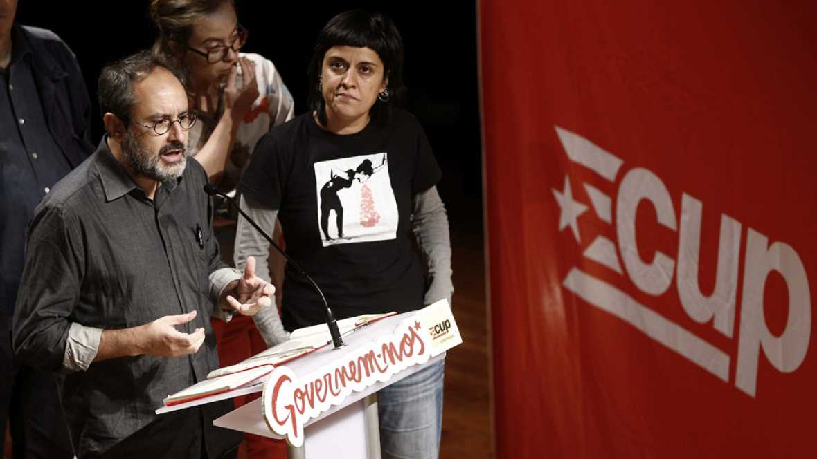 El presidente del grup parlamentario de CUP, Antonio Baños (i) junto a Anna Gabriel Sabaté (d) la portavoz del grupo parlamentario. Lasvopcesdelpueblo