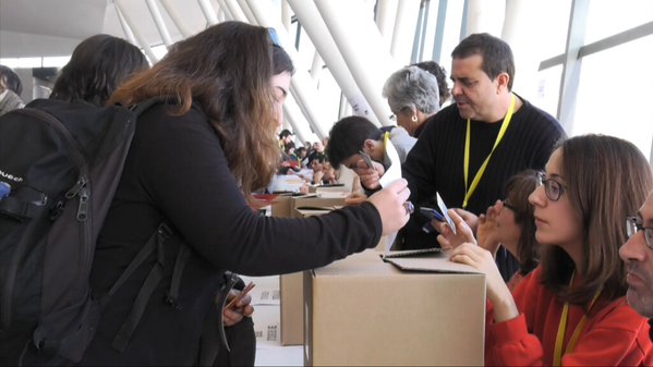 Fotografía Una simpatizante de CUP-CC votando hoy en Sabadell. lasvocesdelpueblo.