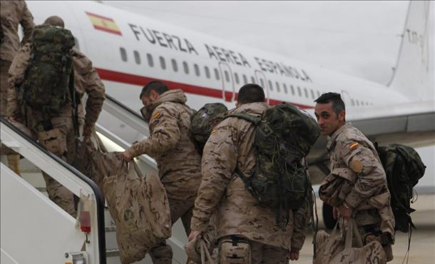 Fotografía faciltada por el Ministerio de Defensa de un grupo de setenta militares del Mando de Ingenieros de Salamanca, pertenecientes al acuartelamiento General Arroquia. EFE