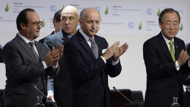 François Hollande, Laurent Fabius et Ban Ki-moon, après l'annonce du projet d'accord par la présidence française de la conférence de l'ONU, au Bourget (Seine-Saint-Denis), Afp