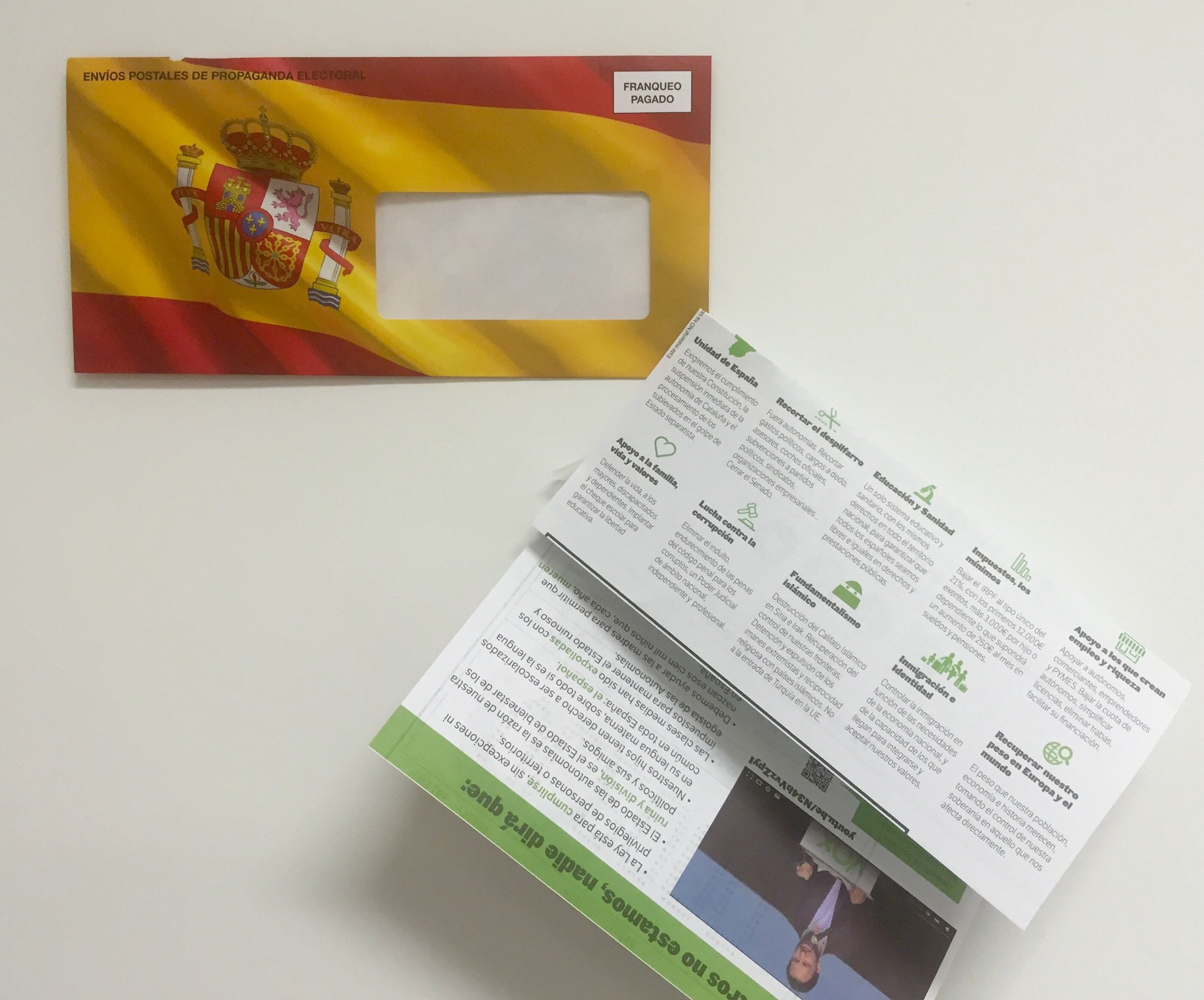 Imágenes de sobres electoral de VOX secuestrado por lucir la bandera de España. lasvocesdelpueblo.