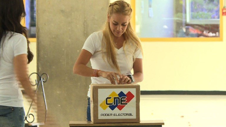 Lilian Tintori, la mujer del opositor venezolano, Leopoldo Lopez encarcelado.