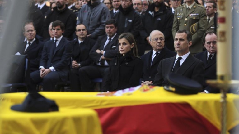Los reyes presiden en Madrid el funeral por los dos policías asesinados en Kabul