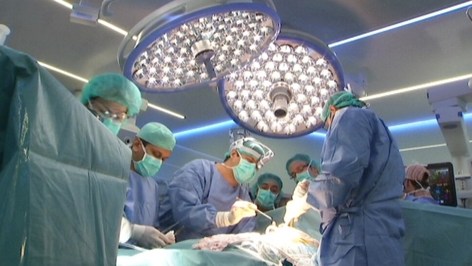 Médicos llevando a cabo un trasplante en un hospital de Barcelona. TV3