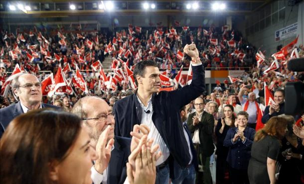 Pedro Sánchez (c), a su llegada al acto electoral de cierre de campaña que los socialistas celebran esta noche en Fuenlabrada. EFE