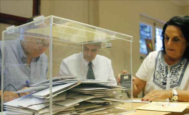 Una ciudadana vota en las elecciones generales de de España, en el Consulado General de España en Montevideo (Uruguay). EFE