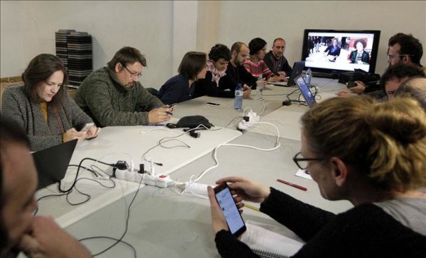 Xavier Domènech de En Comú Podem (2i) junto a miembros de su equipo como Cristina Mañas (1i), Marta Sibina (3i) y Lucía Martín (4i) EFE