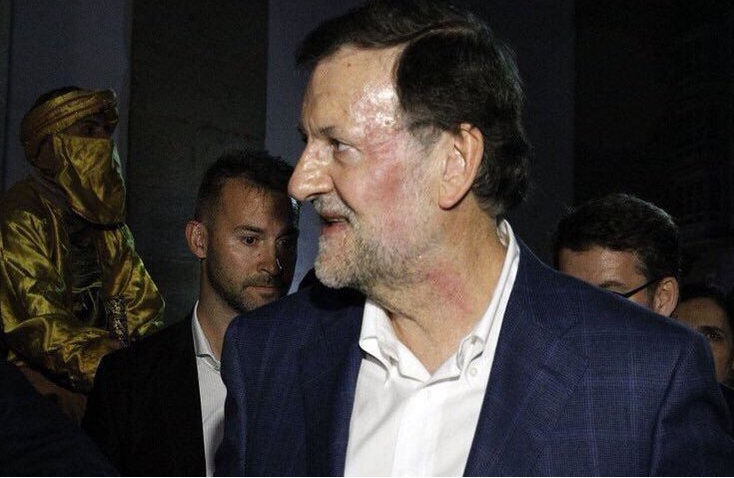 el líder del PP, Mariano Rajoy, con la cara roja y sin gafas tras el puñetazo.