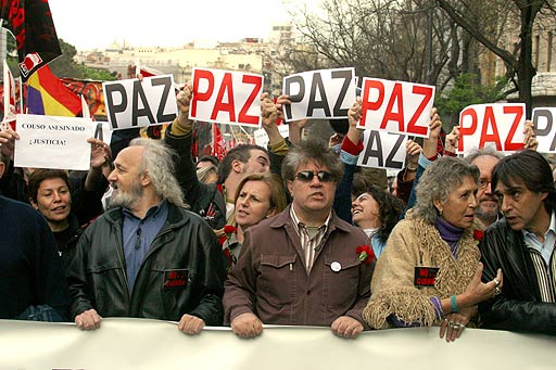 fotografía, el director de cine manchego Almodovar encabezando la protesta junto a Pilar Bardem, Montxo Armendáriz y Agustín Díaz Yanes. Foto Pedro Armestre