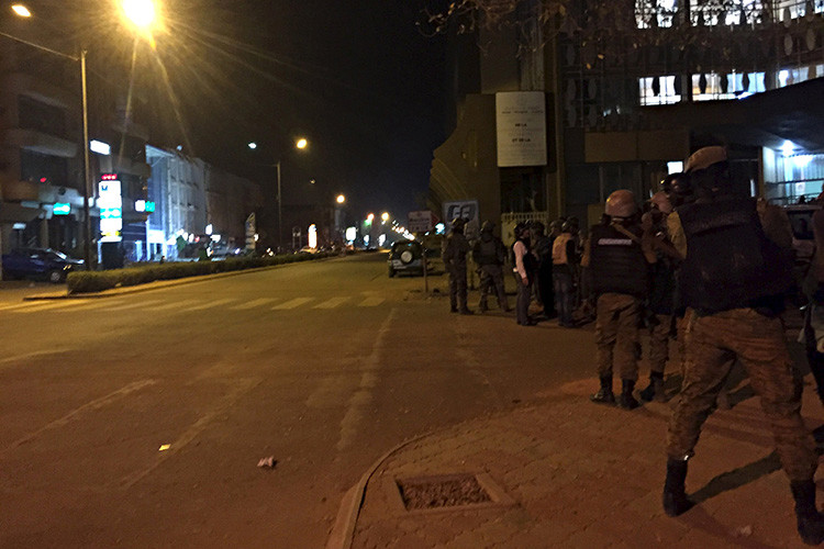 Agentes de seguridad durante el asalto. Foto Reuters